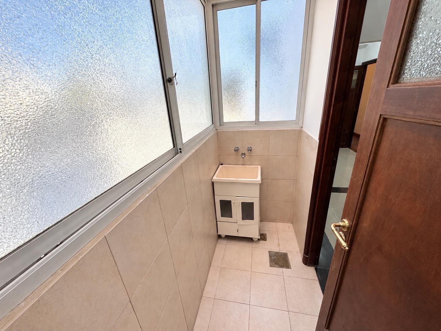 Foto de Amplio 4 ambientes clásico – Piso alto – Vista abierta a Av., imagen 4
