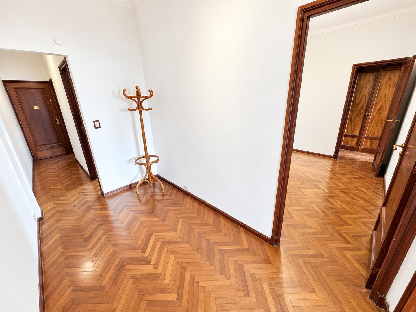 Foto de Amplio 4 ambientes clásico – Piso alto – Vista abierta a Av., imagen 2