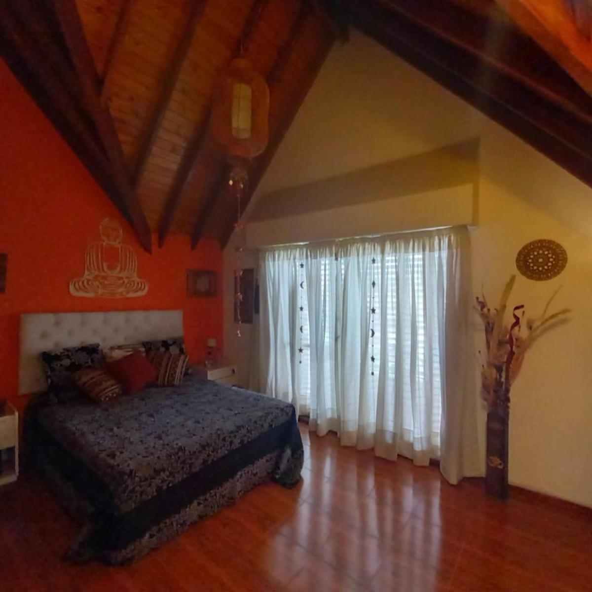 Chalet 8 Ambientes con Pileta Chica, Patio, Jardin y Dos Cocheras - Moron 5