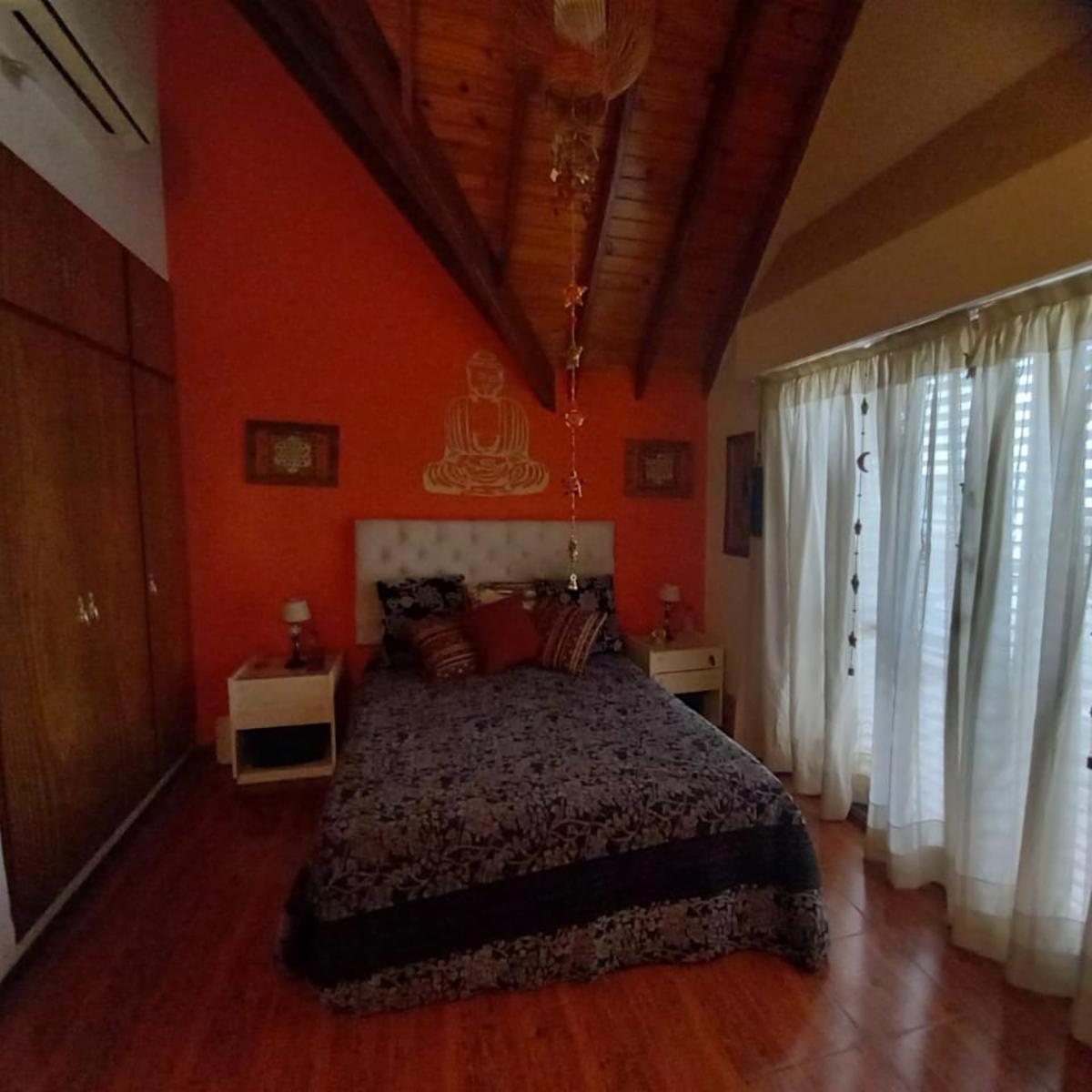 Chalet 8 Ambientes con Pileta Chica, Patio, Jardin y Dos Cocheras - Moron 2