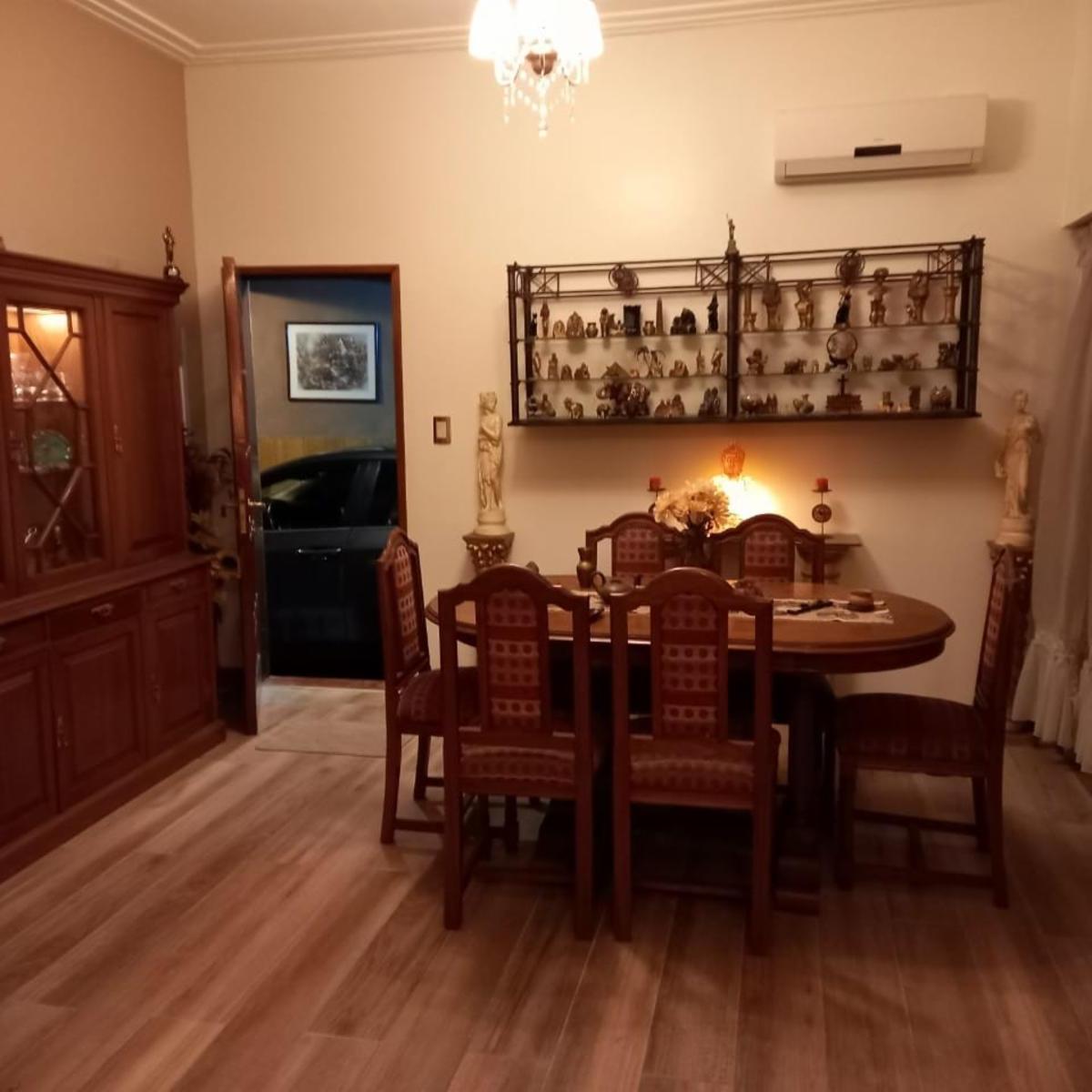 Chalet 8 Ambientes con Pileta Chica, Patio, Jardin y Dos Cocheras - Moron 3