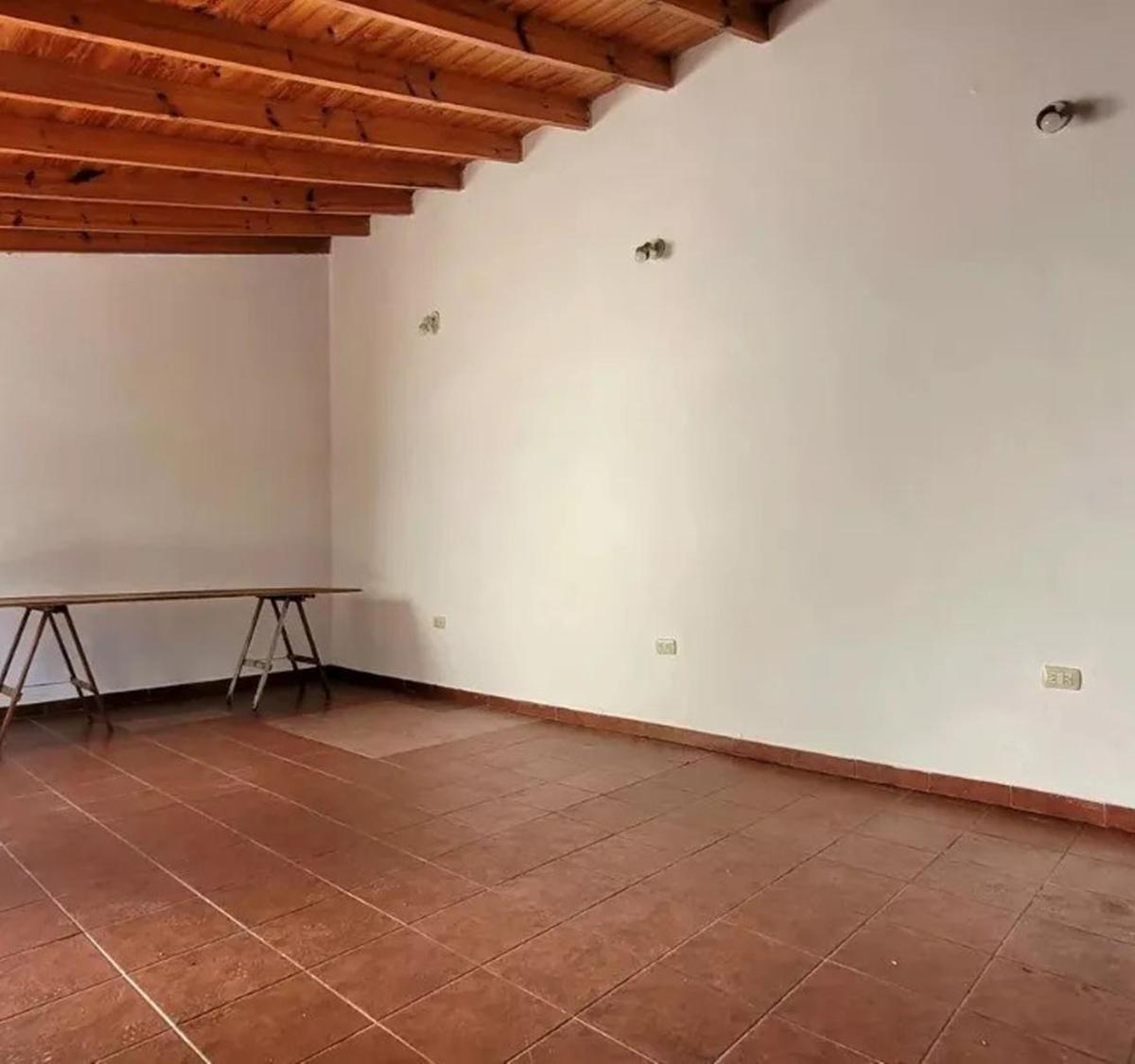 Foto de VENTA MORON CHALET 5 AMBIENTES CON JARDIN COCHERA, imagen 3