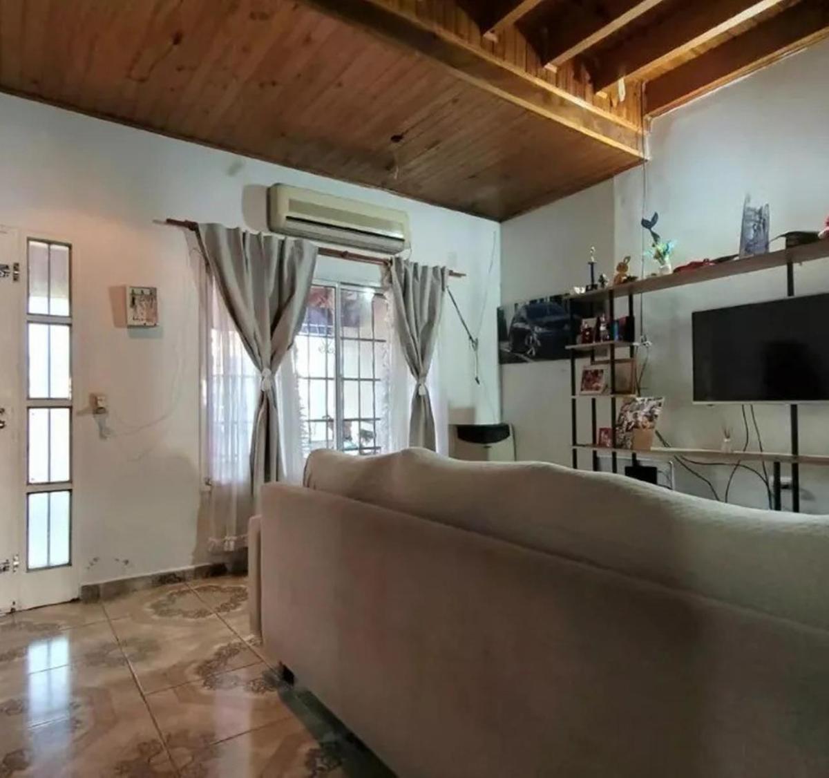 Foto de VENTA MORON CHALET 5 AMBIENTES CON JARDIN COCHERA, imagen 2