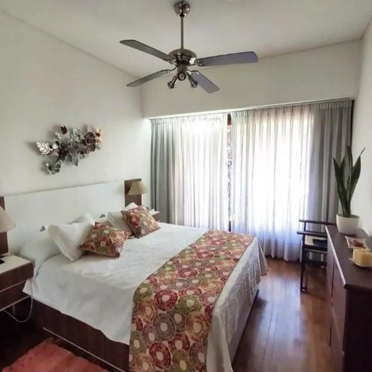 Venta Casa 6 Ambientes con Pileta, Jardin y Tres Cocheras - Lomas del Mirador 4