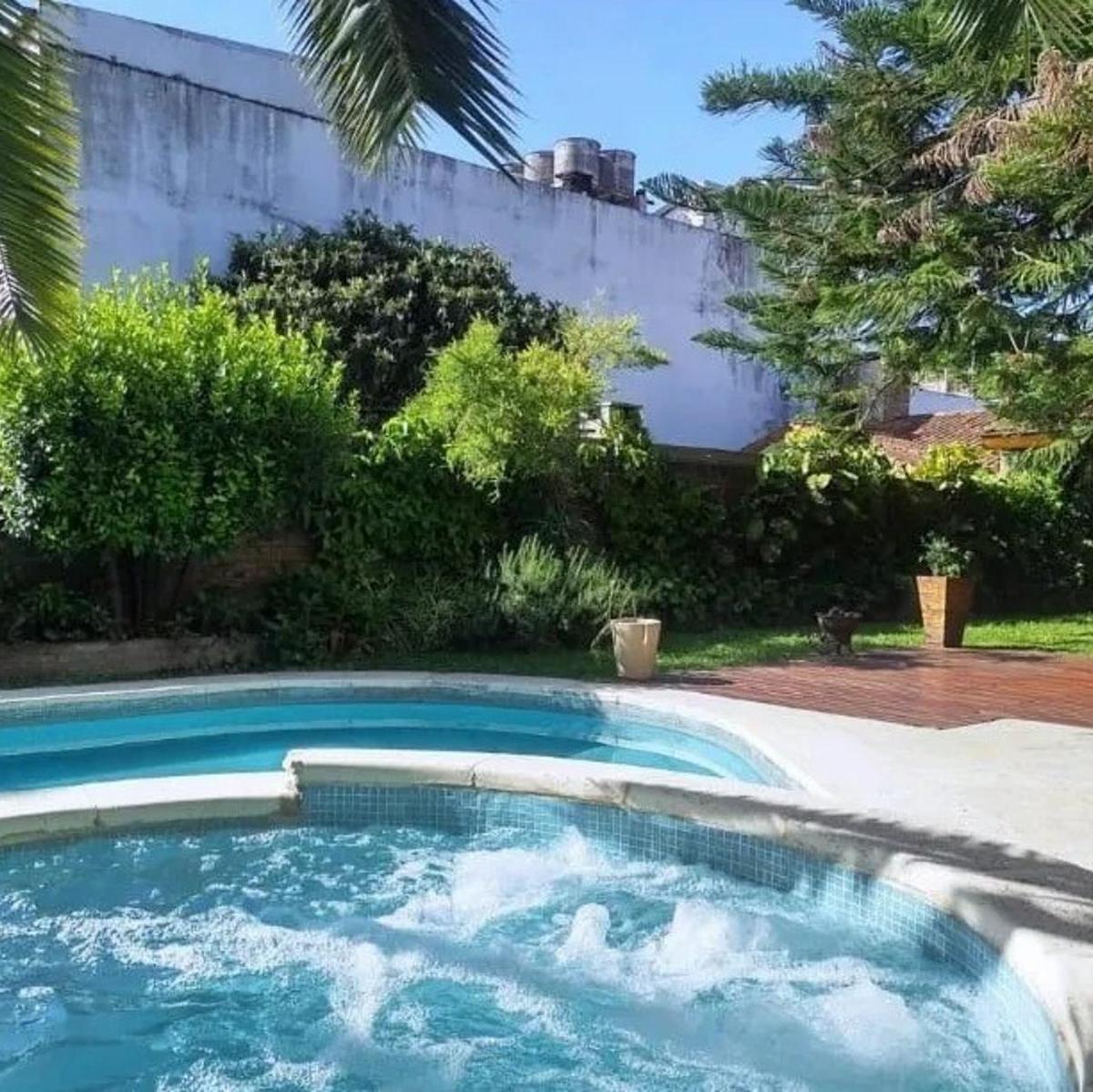 Venta Casa 6 Ambientes con Pileta, Jardin y Tres Cocheras - Lomas del Mirador 3