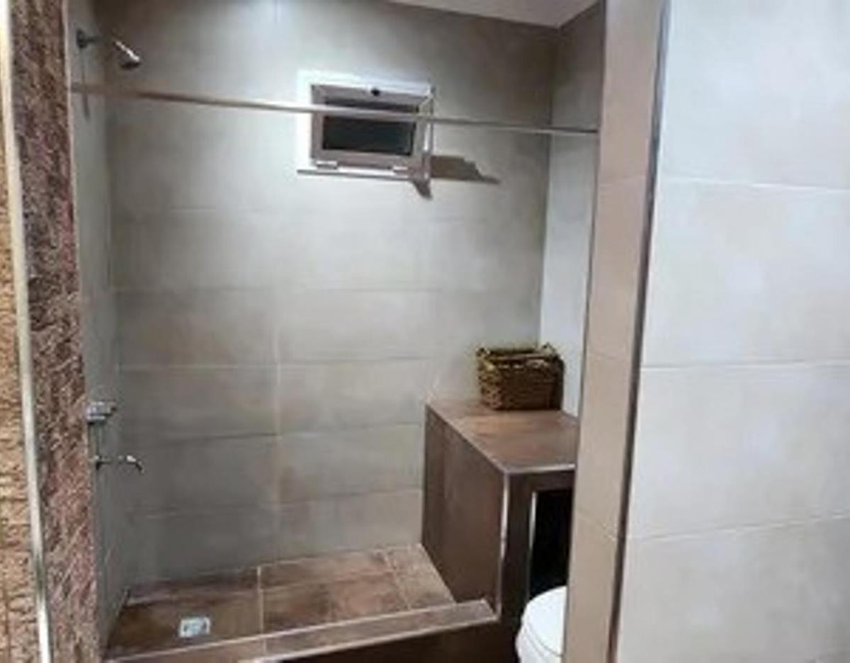 Venta Casa 6 Ambientes con Pileta y Dos Cocheras - Moron 5