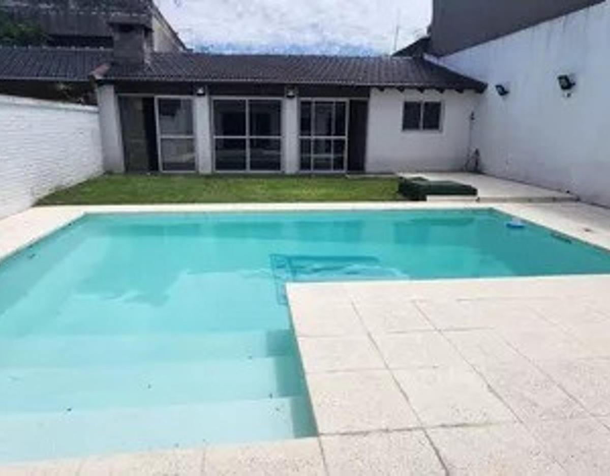 Venta Casa 6 Ambientes con Pileta y Dos Cocheras - Moron 4
