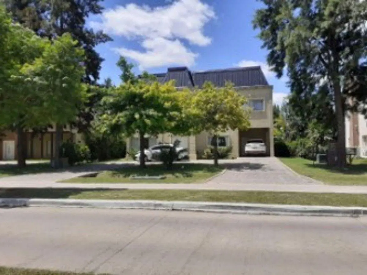 VENTA CASA 9 AMBIENTES CON PILETA Y COCHERA EN BARRIO CERRADO SAN FELIPE 2