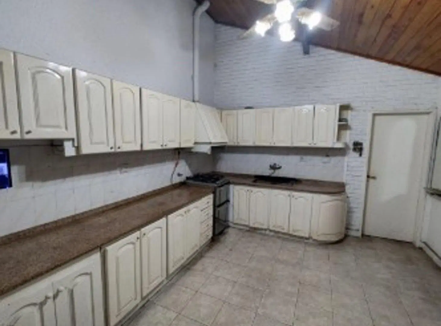 VENTA CASA 5 AMBIENTES CON COCHERA,QUINCHO Y PILETA MORON 5