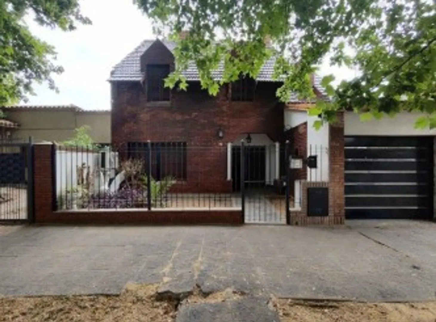 VENTA CASA 5 AMBIENTES CON COCHERA,QUINCHO Y PILETA MORON 2