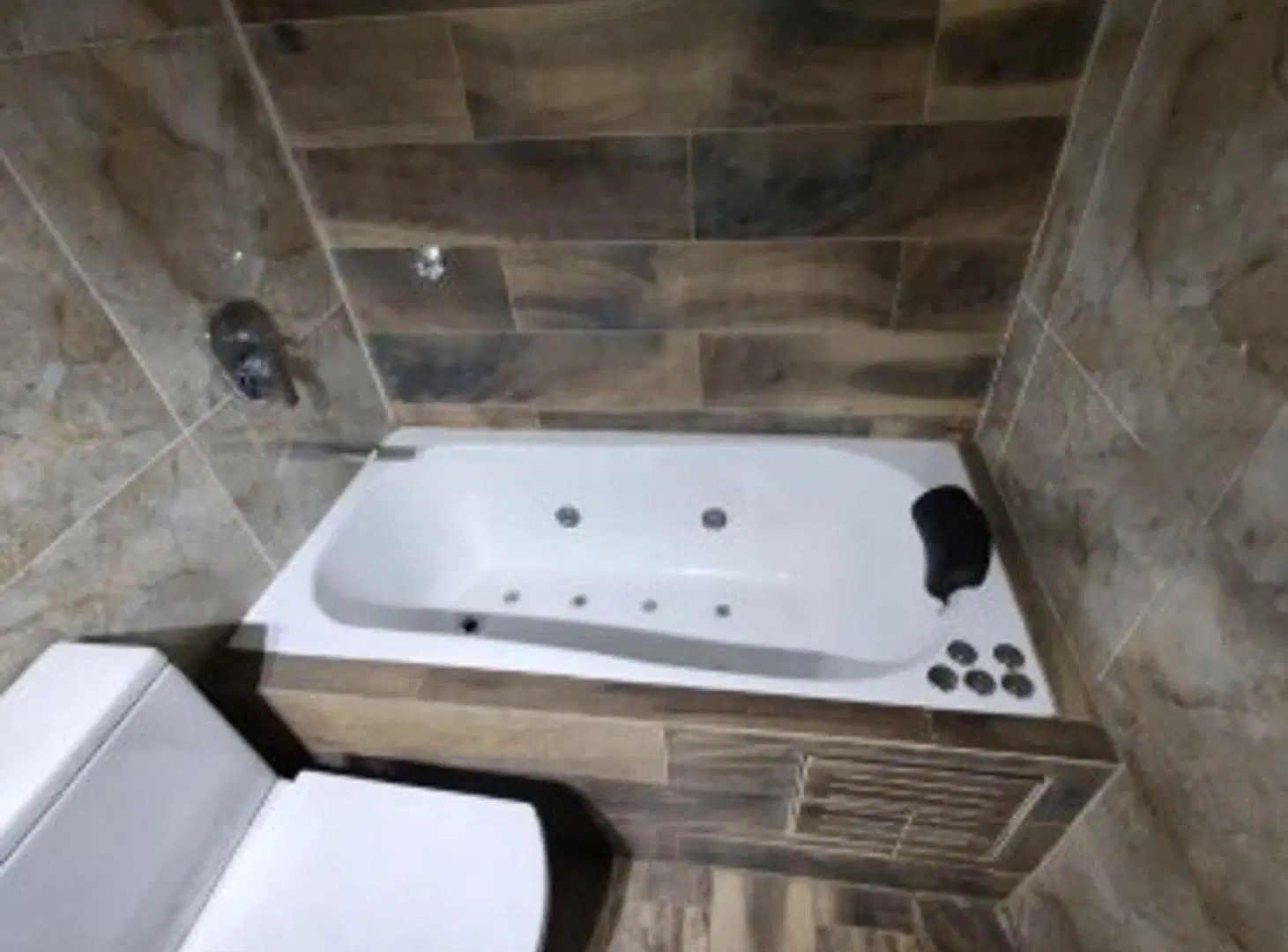 VENTA CASA 5 AMBIENTES CON COCHERA,QUINCHO Y PILETA MORON 4