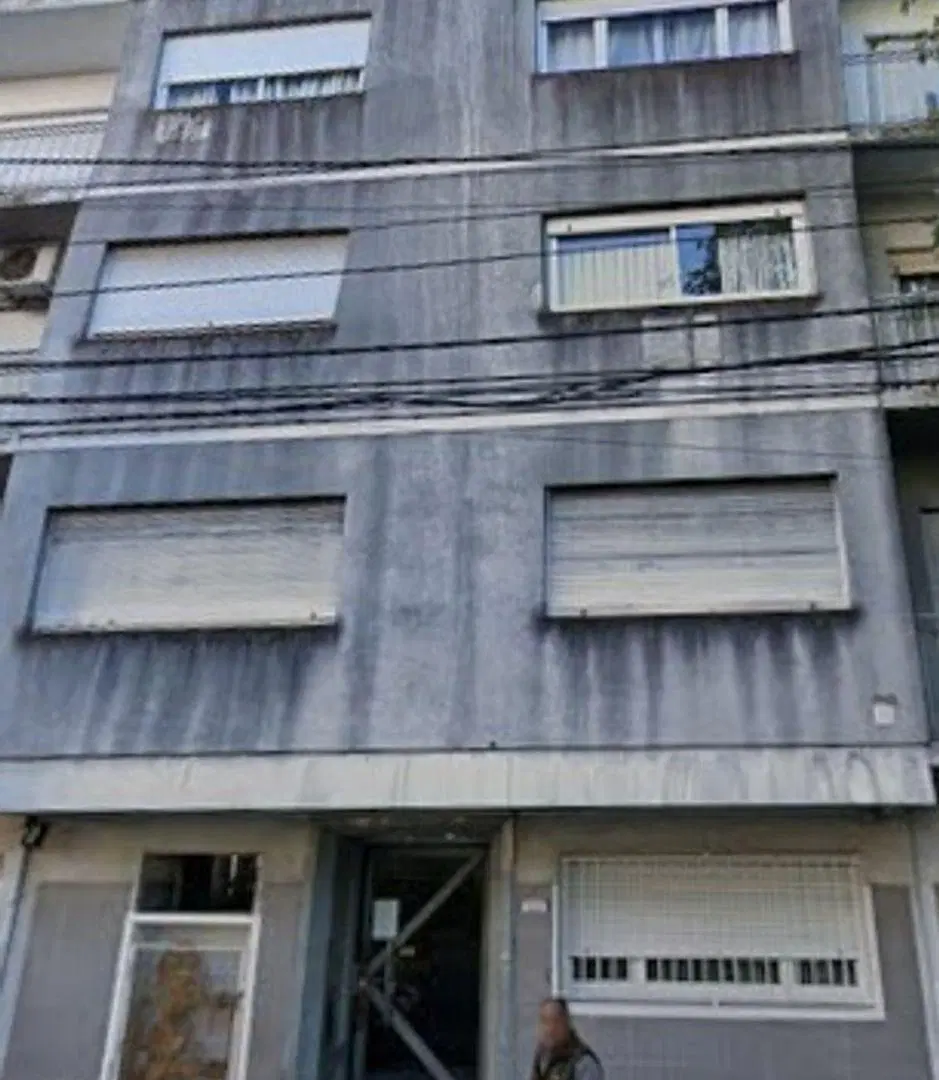 VENTA - DEPARTAMENTO 3 AMBIENTES REFRACCIONADO CON PATIO RAMOS MEJIA 2