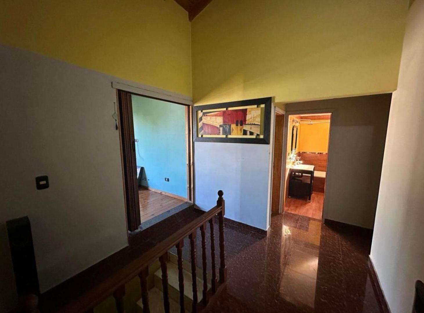 Foto de VENTA CHALET 5 AMBIENTES CON JARDIN Y DOS COCHERAS MORON, imagen 2