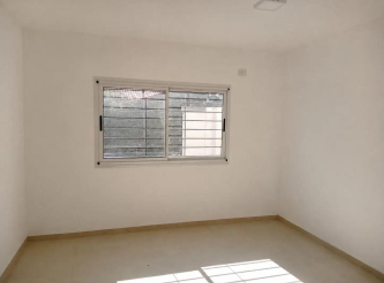 Foto de ALQUILER - CASA 3 AMBIENTES CON PATIO ITUZAINGO, imagen 2