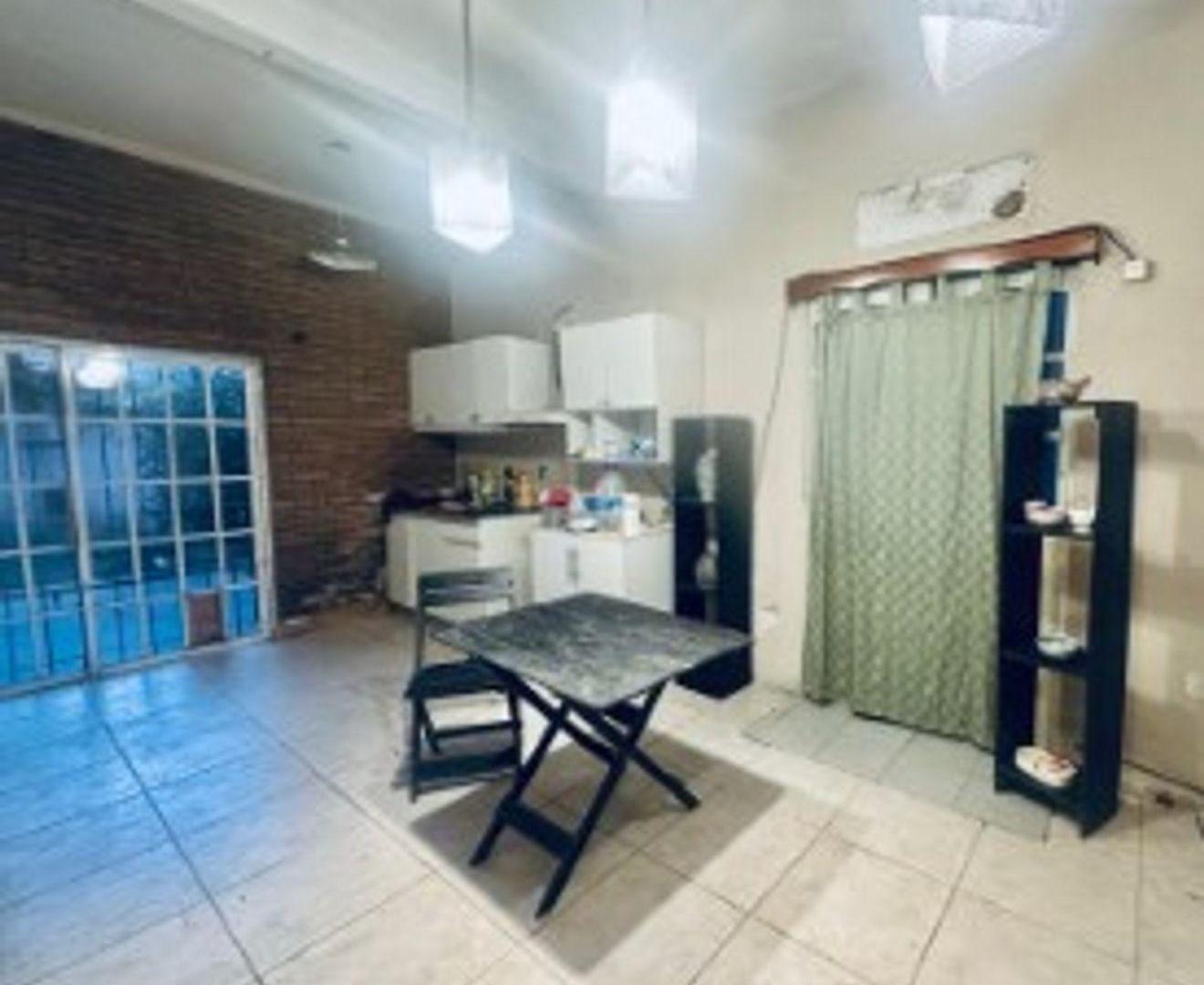 Foto de VENTA - CASA 7 AMBIENTES CON PATIO,TERRAZA Y COCHERA CASEROS, imagen 4