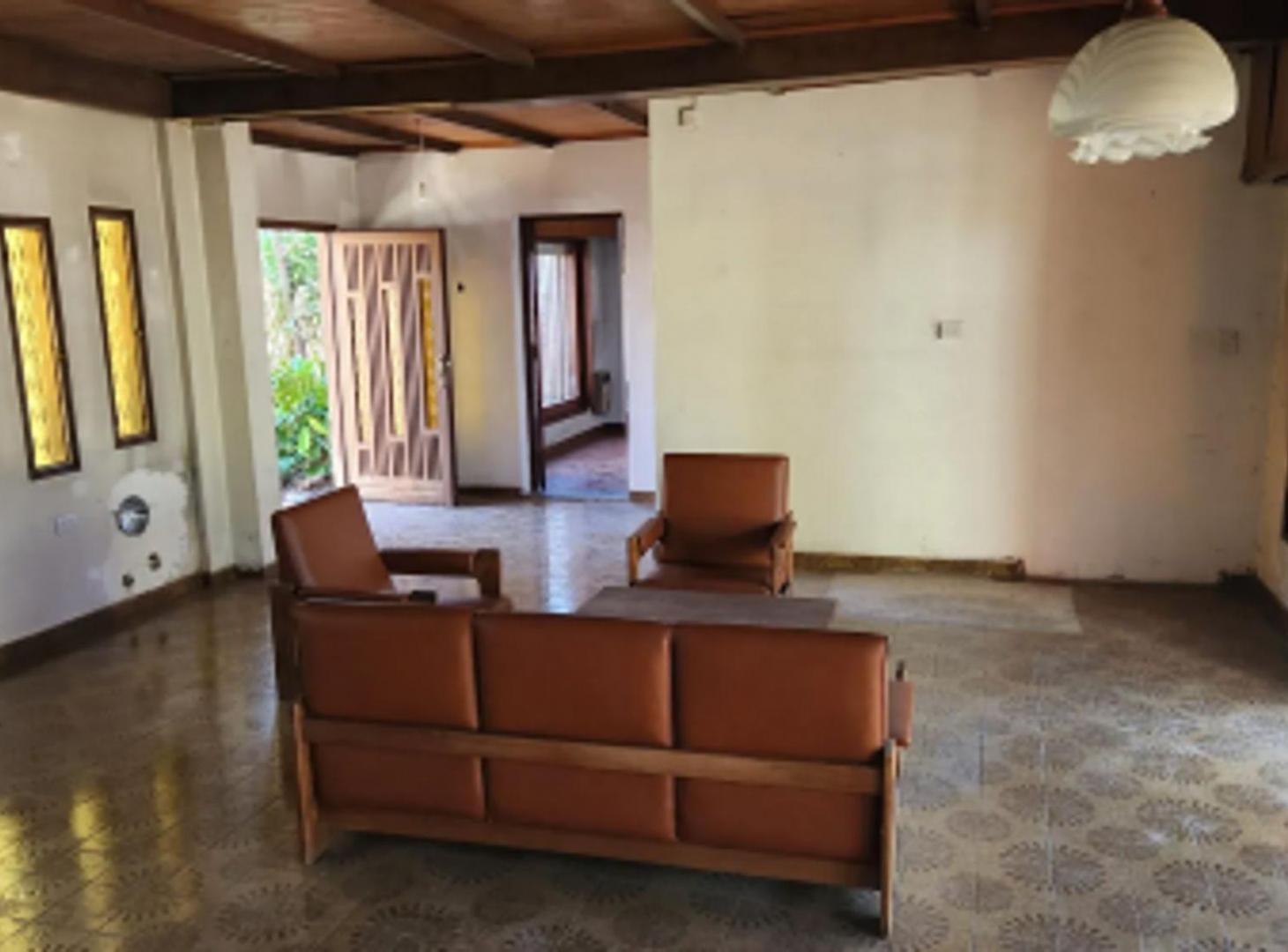 Foto de VENTA CASA 4 AMBIENTES CON JARDIN Y COCHERA CASTELAR, imagen 2