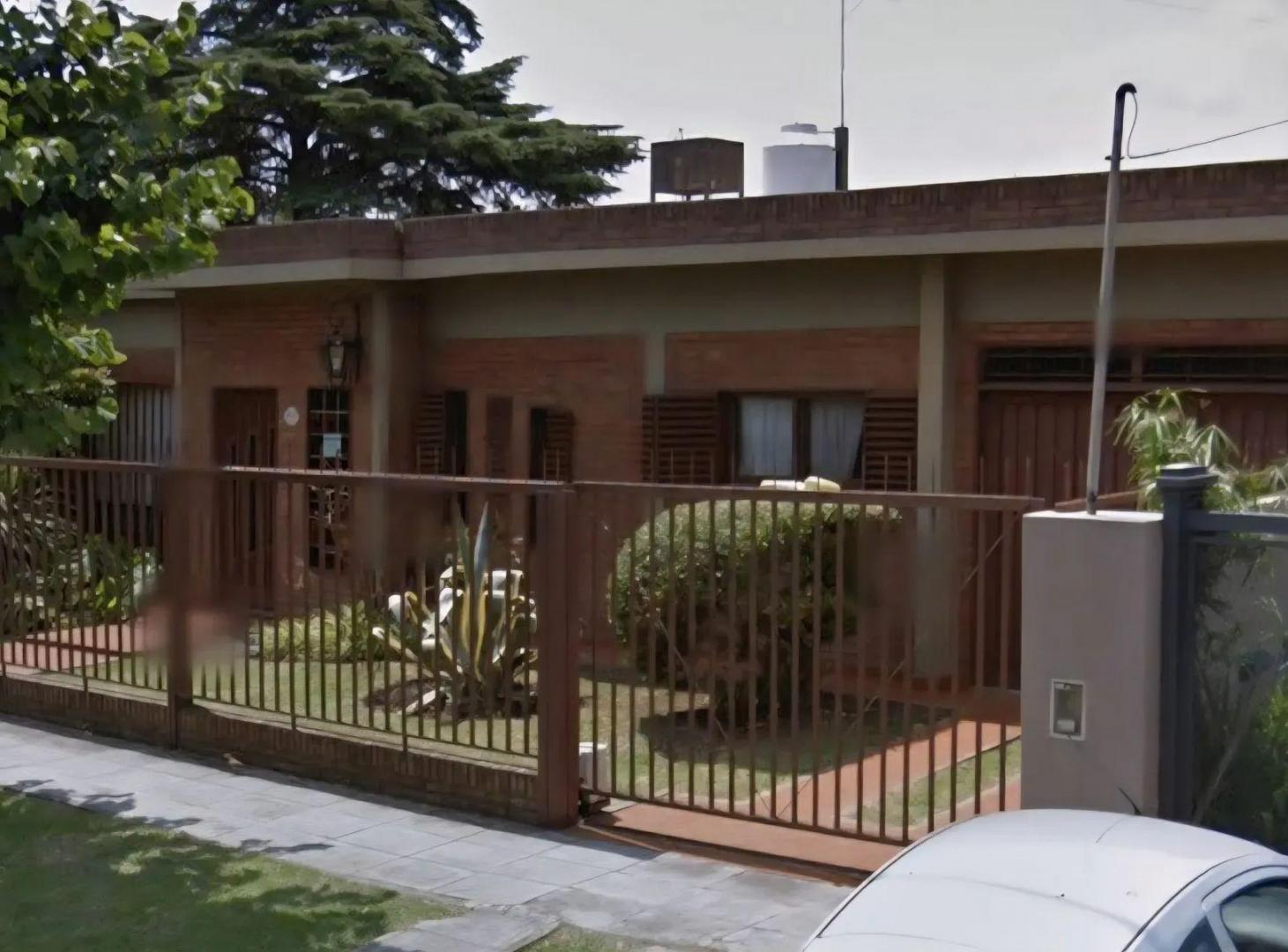 Foto de VENTA CASA 4 AMBIENTES CON JARDIN Y COCHERA CASTELAR, imagen 3