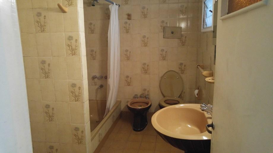 Casa Tres Ambientes con Cochera en Venta en Lanus Oeste 4