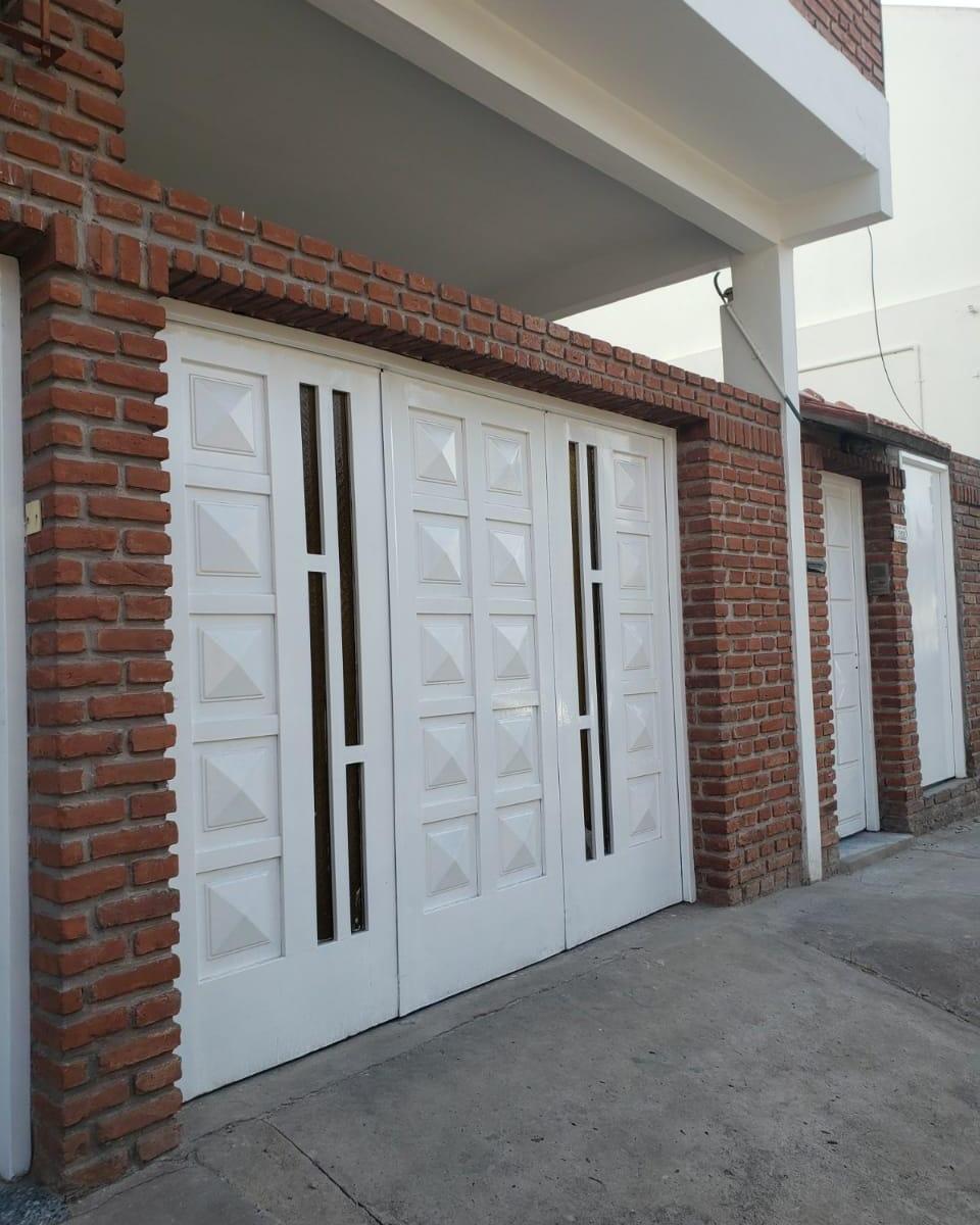 Casa ph al frente de tres ambientes con cochera en venta en Lanús Oeste