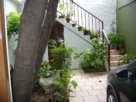Casa cuatro ambientes con cochera en venta en Lanus Oeste