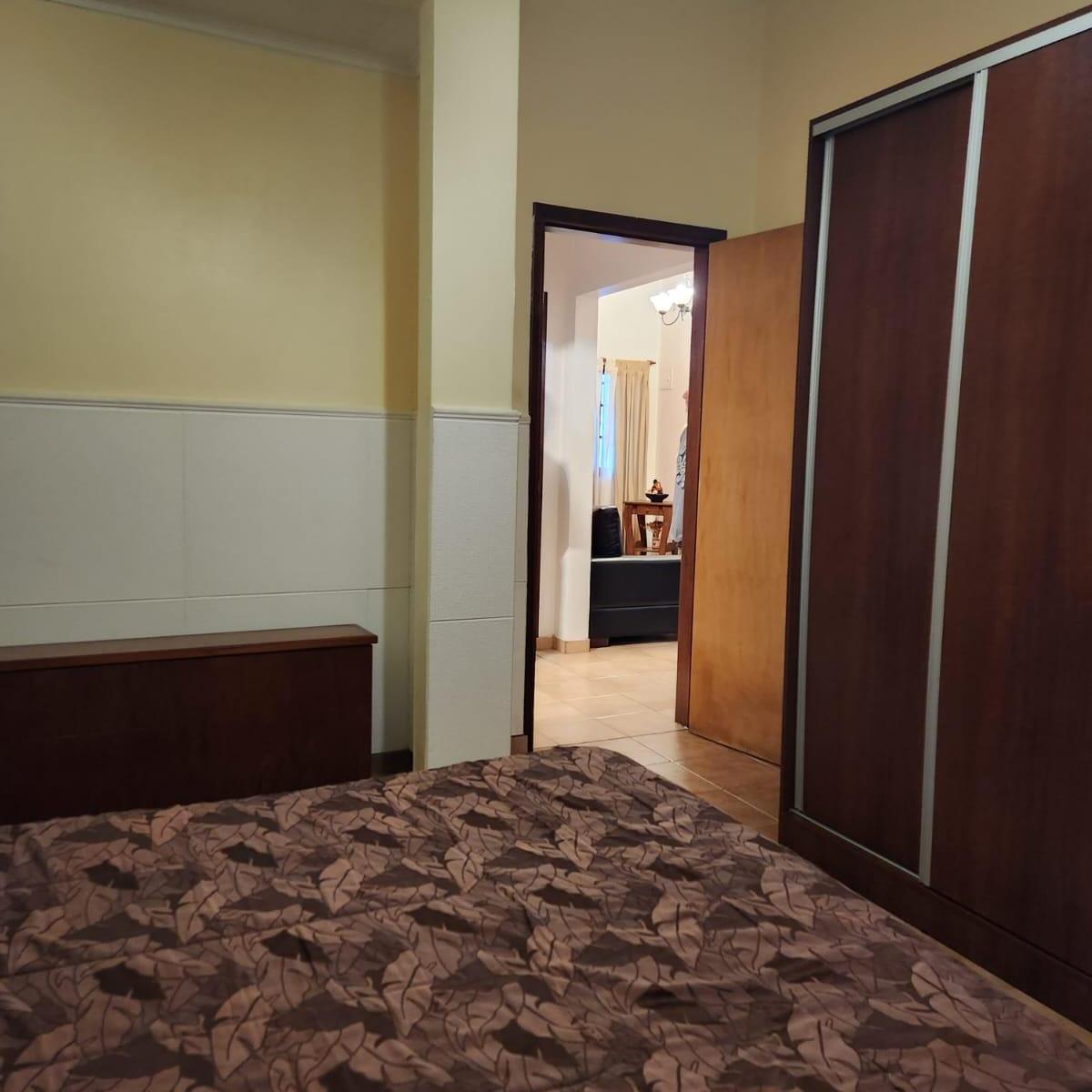 Departamento tipo casa de 3 ambientes en sarandi