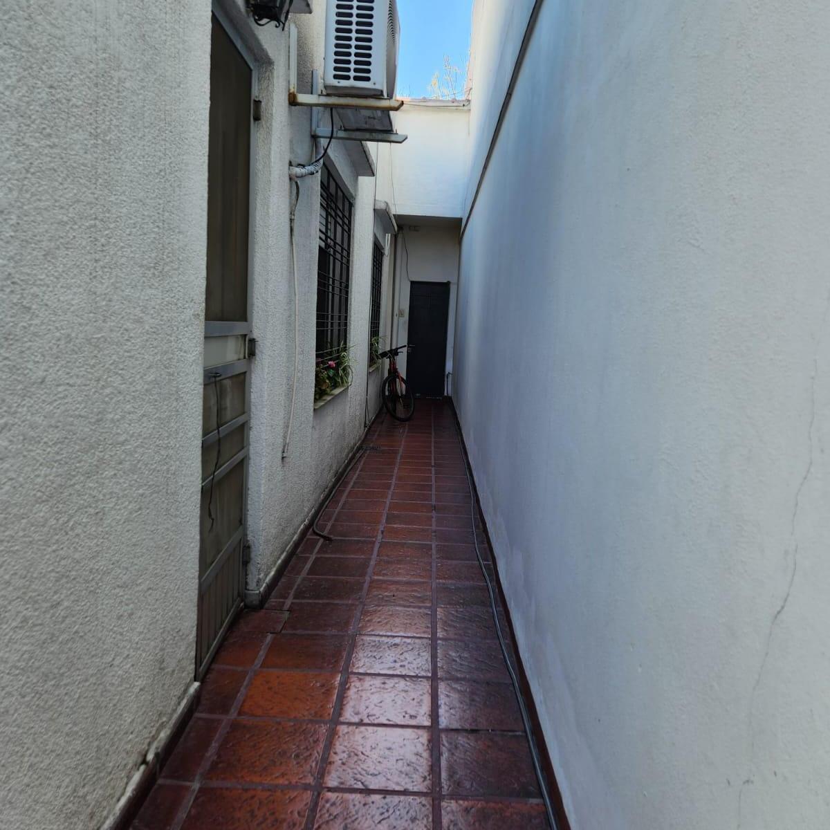 Casa tres ambientes con cochera venta Lanus Oeste