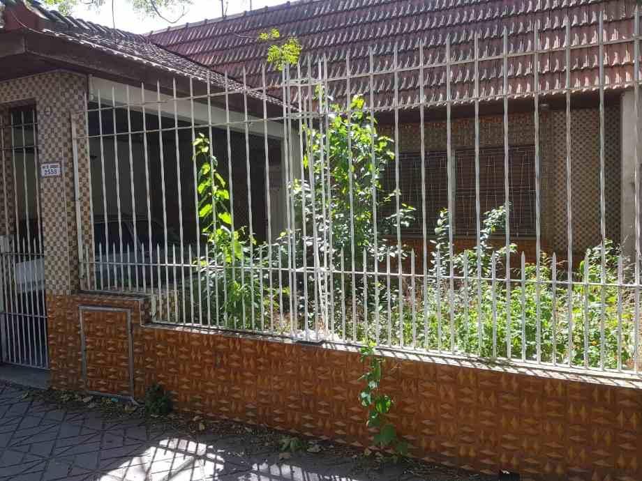 Casa tres ambientes con cochera a reciclar en venta Lanus Oeste