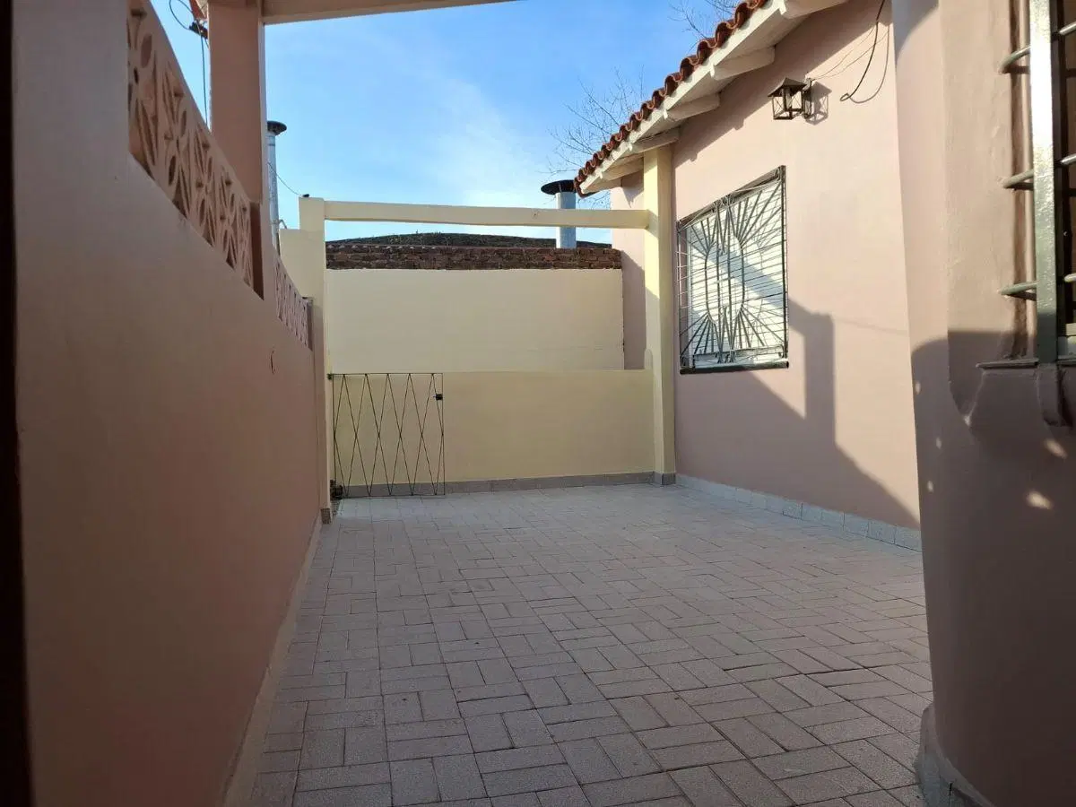 Departamento tipo casa tres ambientes en alquiler Lanús 1