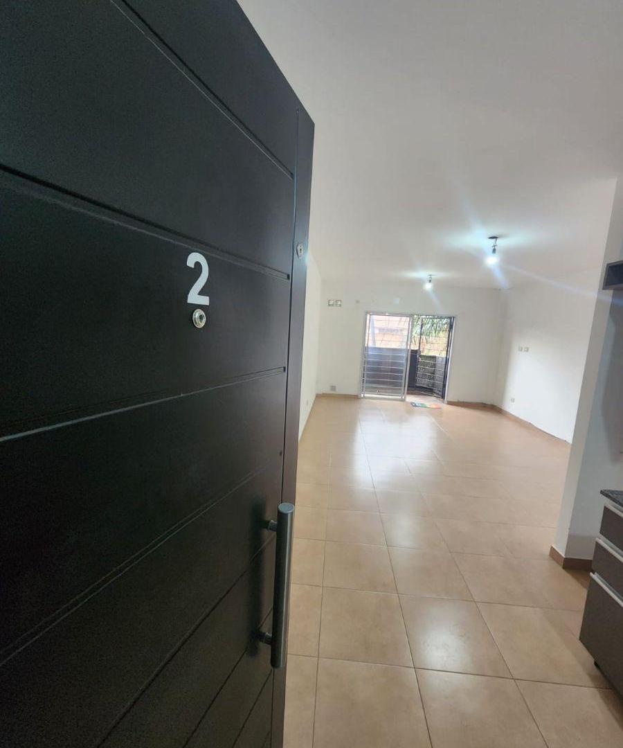 Foto de Monoambiente con cochera y balcón en alquiler Lanus Oeste, imagen 1