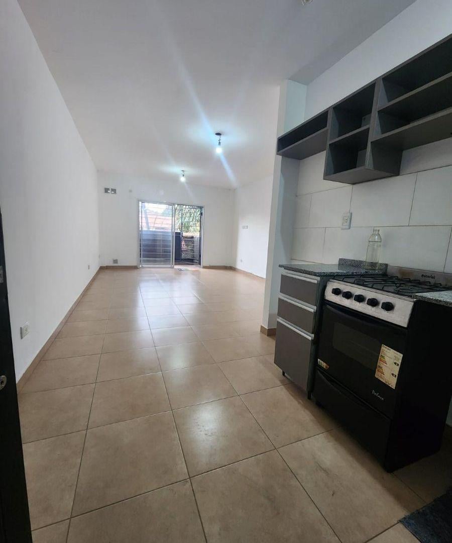 Foto de Monoambiente con cochera y balcón en alquiler Lanus Oeste, imagen 5