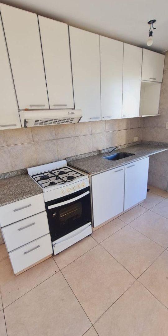 Foto de Departamento en alquiler dos ambientes con cochera Banfield, imagen 2