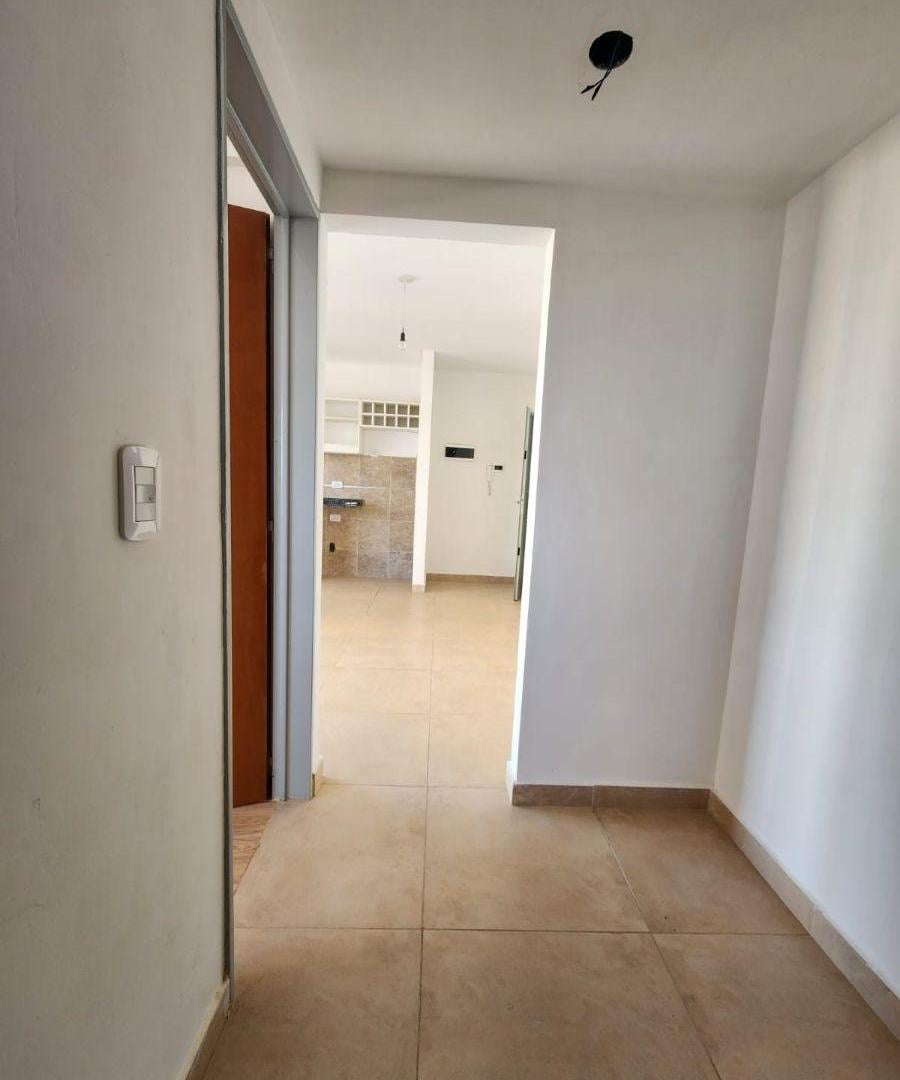 Foto de Dos ambientes con cochera Remedios de Escalada, imagen 2