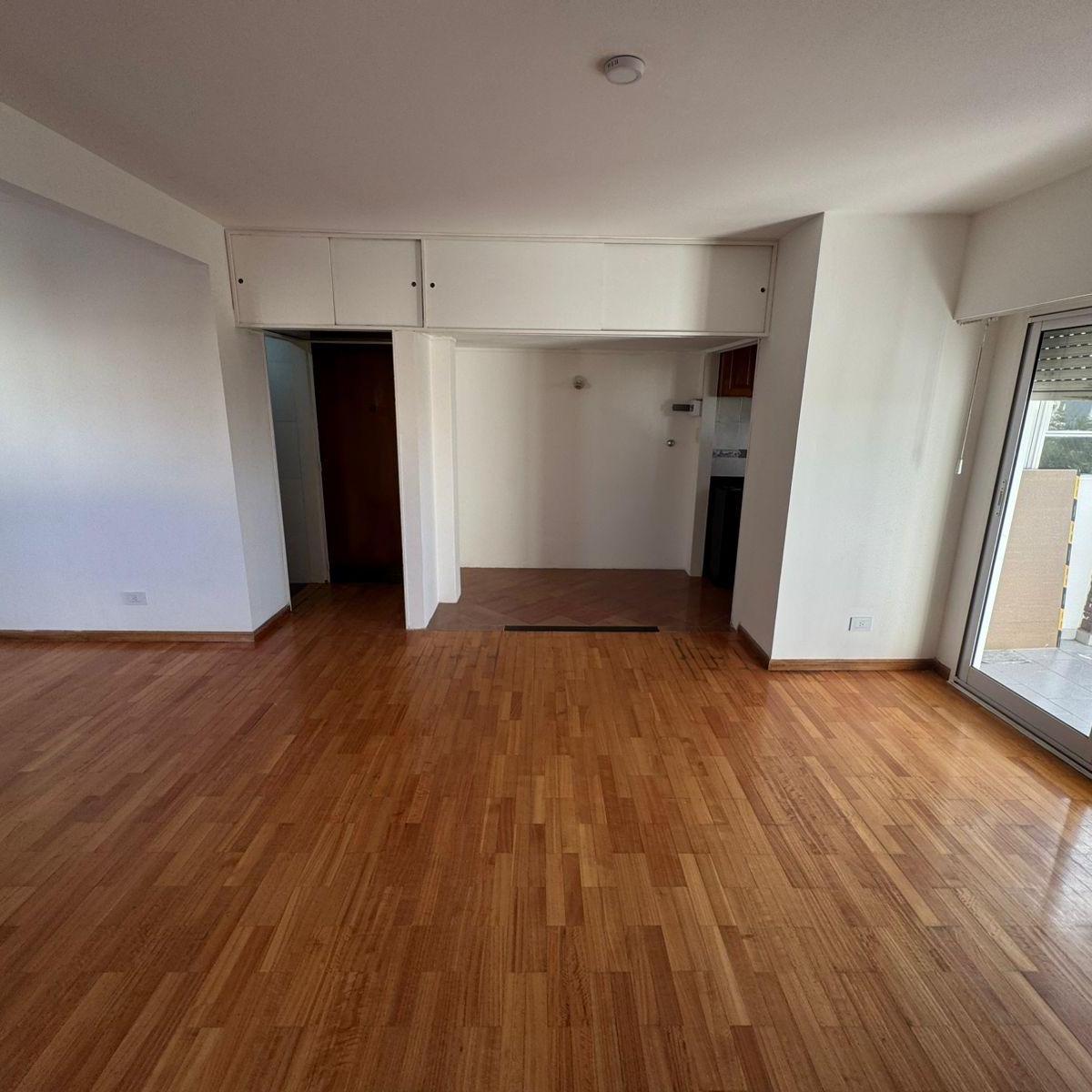 Excelente Zona Residencial 4 Ambientes C/balcon Muy Luminoso 4