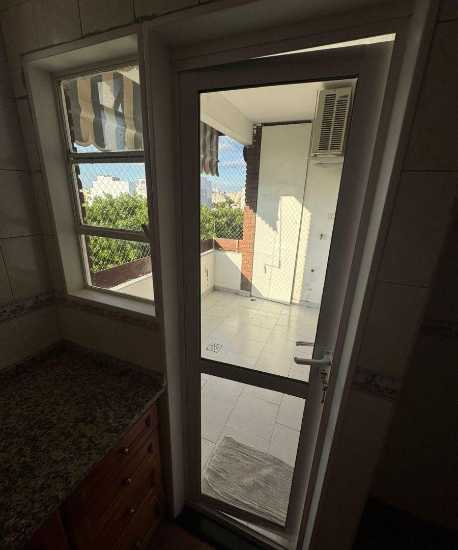 Foto de EXCELENTE ZONA RESIDENCIAL 3 AMBIENTES AL FRENTE C/BALCON MUY LUMINOSO, imagen 3