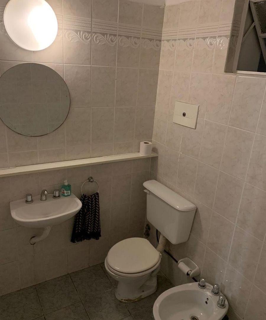 Foto de EXCELENTE 2 AMBIENTES PB AL FRENTE CON PATIO, BAJAS EXPENSAS, imagen 2