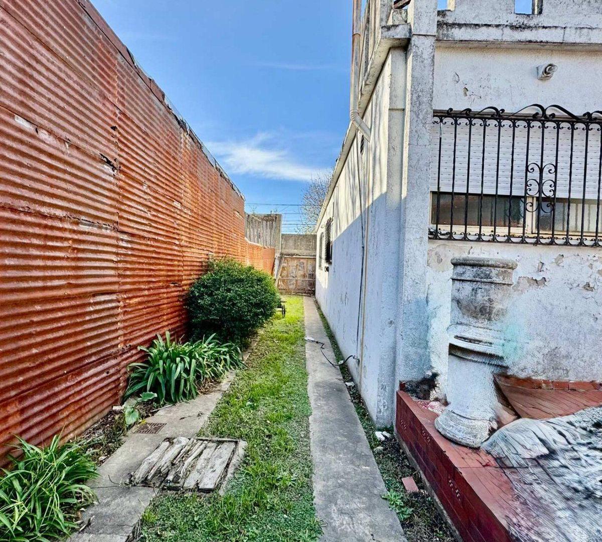 VENTA CASA TRES AMBIENTES EN DOCK SUD GRAN LOTE