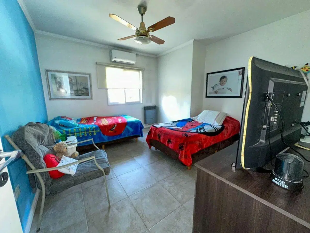 CASA VENTA VILLA LUZURIAGA CON PARQUE Y PILETA 4