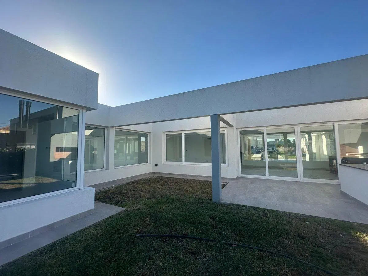 VENTA CASA 4 AMBIENTES PILETA PRADOS DEL OESTE 2