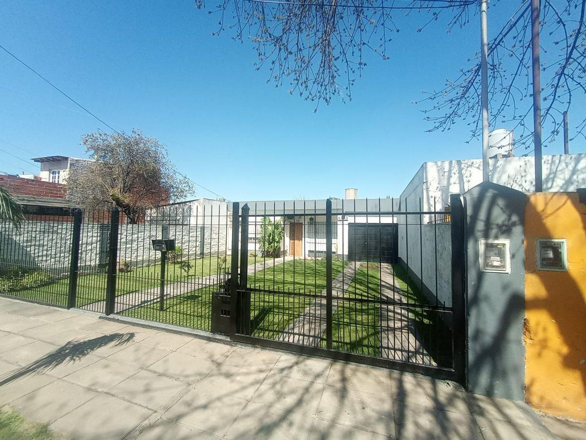 VENTA DE CASA MULTIFAMILIAR EN MERLO OPORTUNIDAD