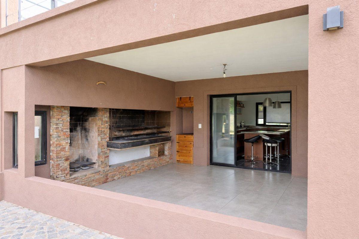 CASA 4 DORMITORIOS 300 M2 SAN MATIAS ESCOBAR