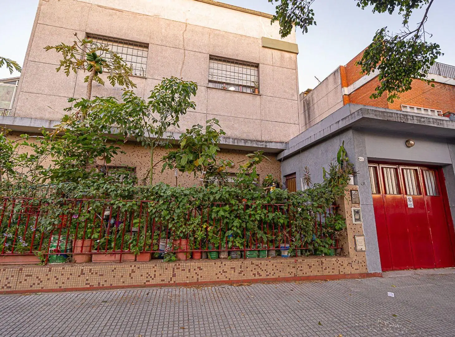 CASA DE CUATRO AMBIENTES EN LINIERS 2