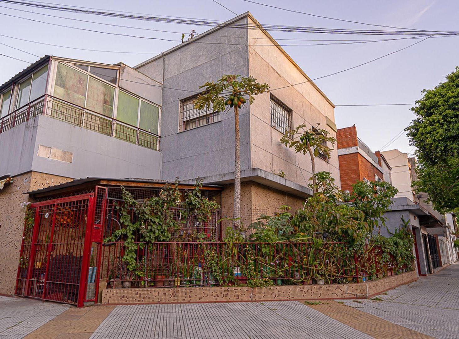 CASA DE CUATRO AMBIENTES EN LINIERS