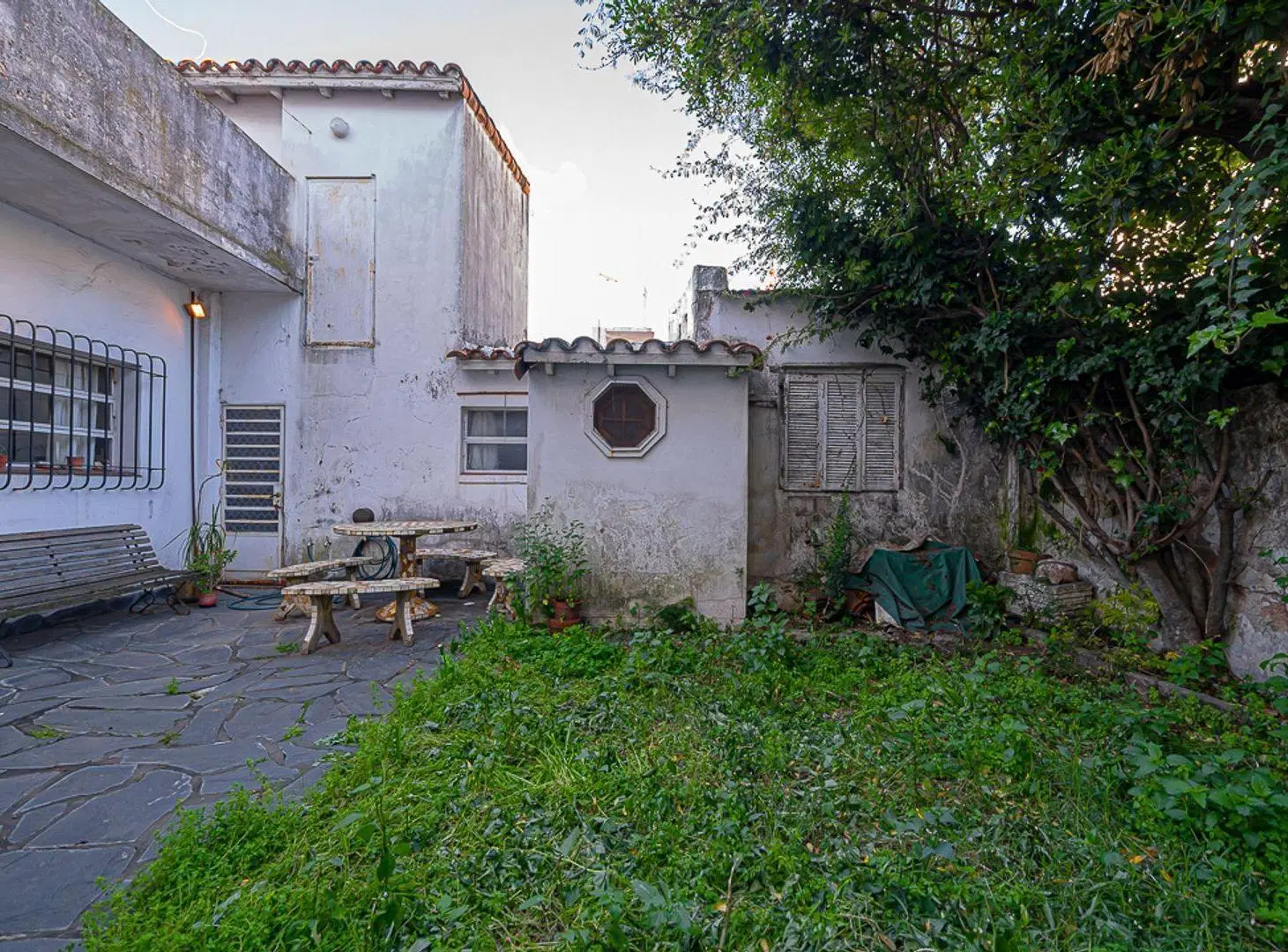 VENTA CASA TRES AMBIENTES EN HAEDO CON PARQUE 5