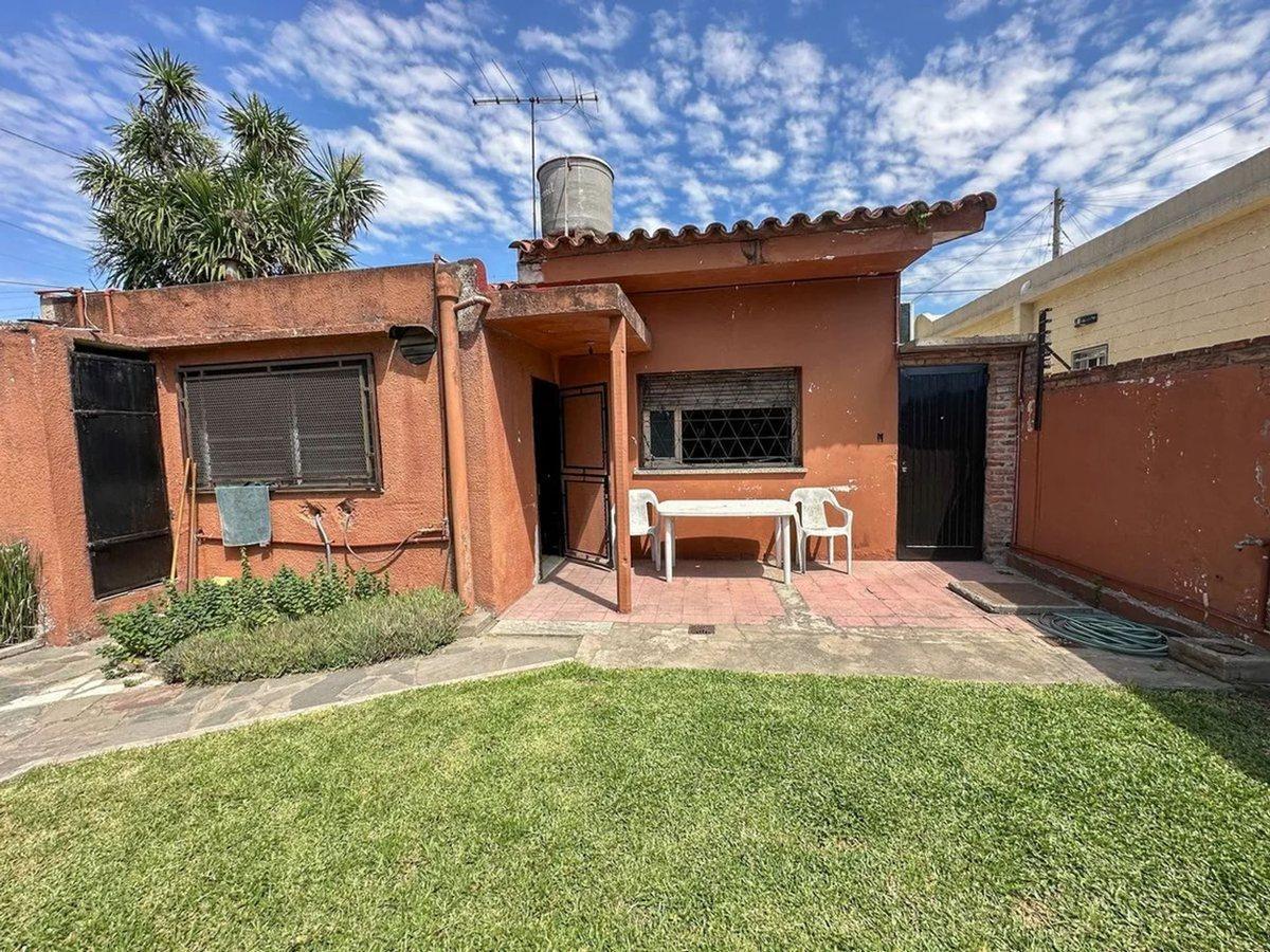 VENTA 2 CASAS EN RAMOS MEJIA 3 AMB CON PARQUE