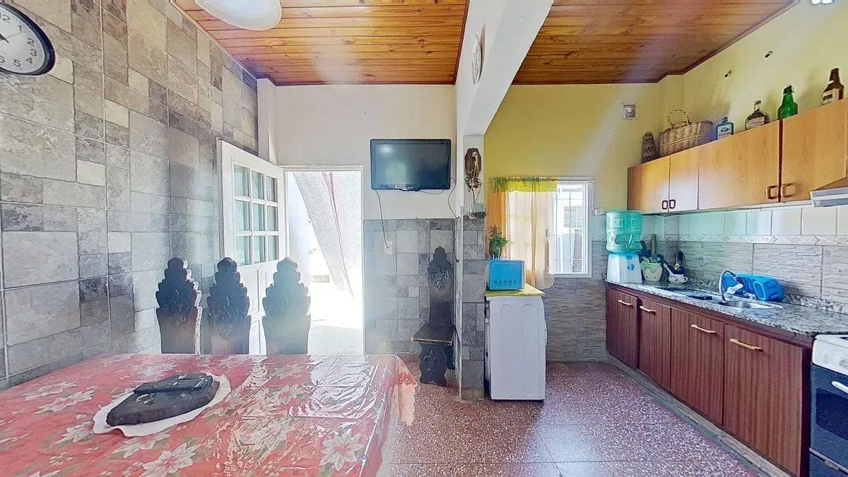 VENTA CASA 3 AMBIENTES MAS DEPTO MORON 4