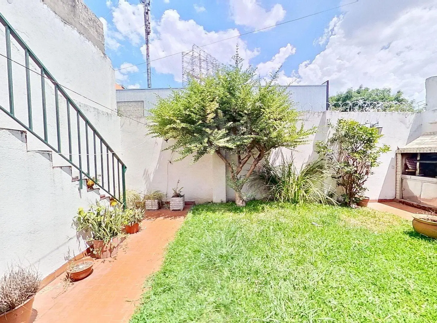 VENTA CASA 5 AMBIENTES VILLA REAL FONDO PARRILLA 8