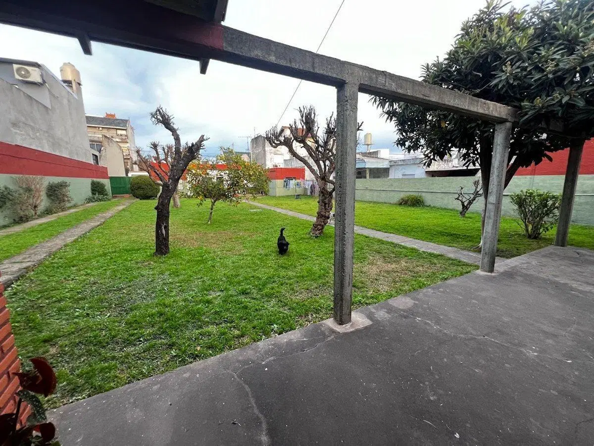 VENTA CASA DE 5 AMBIENTES DOBLE LOTE VILLA MADERO 2