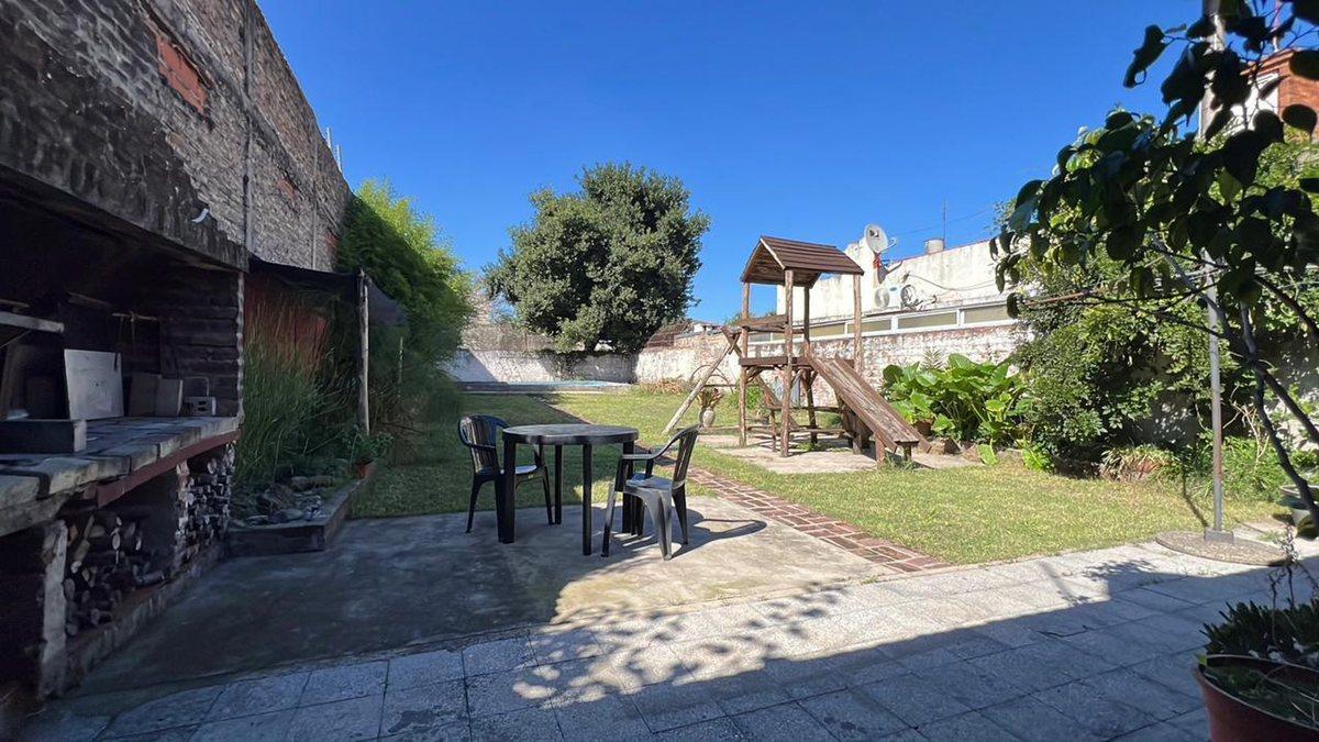 VENTA CASA 4 AMBIENTES MORON JARDIN PILETA