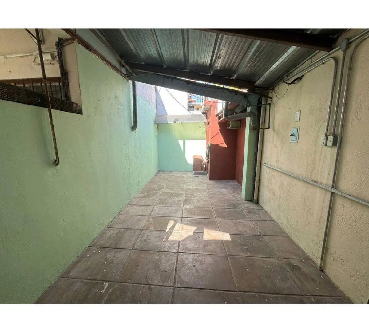 VENTA CASA EN BLOCK CASTELAR CON PATIO Y PILETA 4