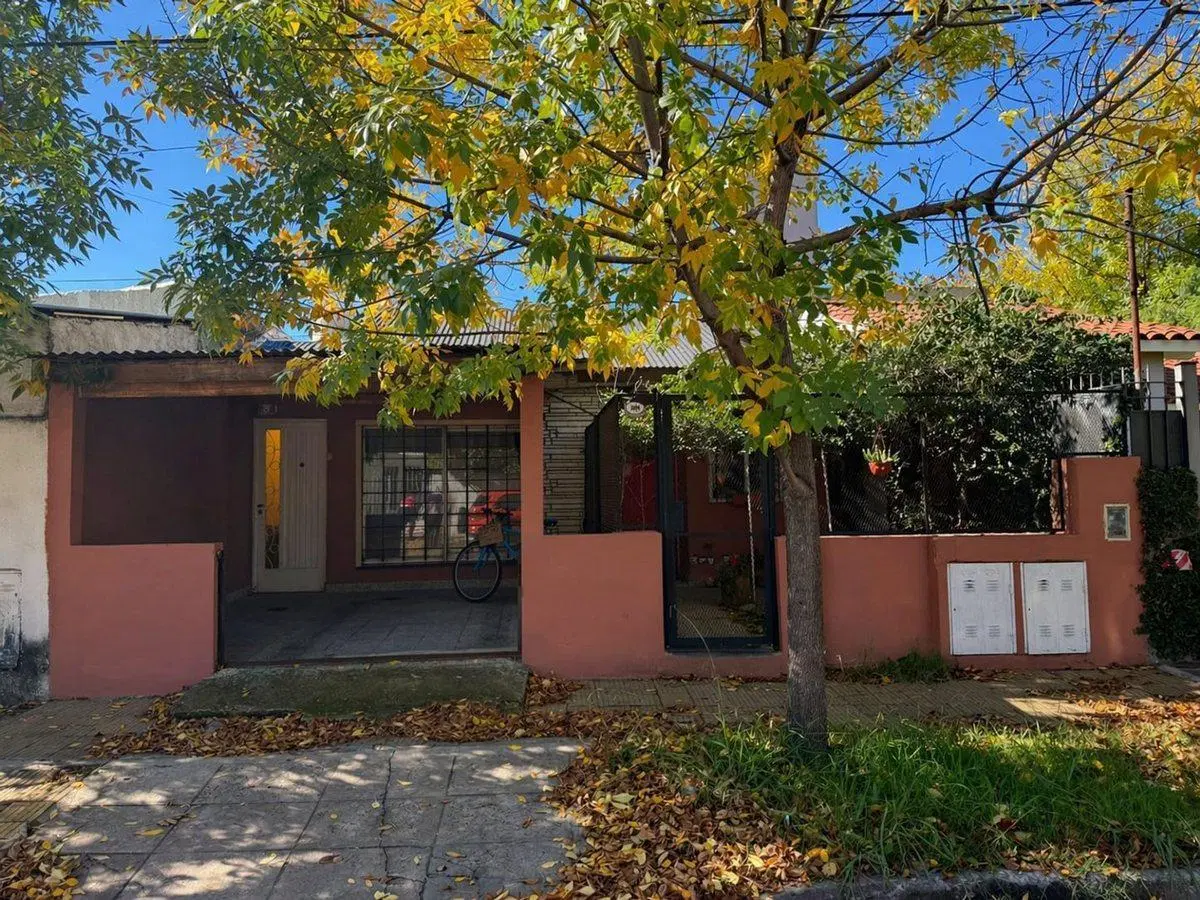 VENTA CASA EN BLOCK CASTELAR CON PATIO Y PILETA 5